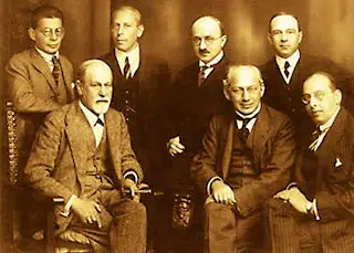 Freud (seated left) and other psychoanalysts, 1922.