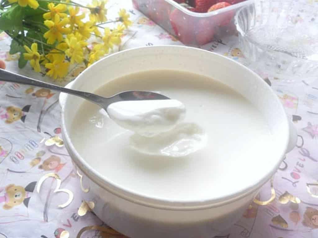 yoghurt in bowl
